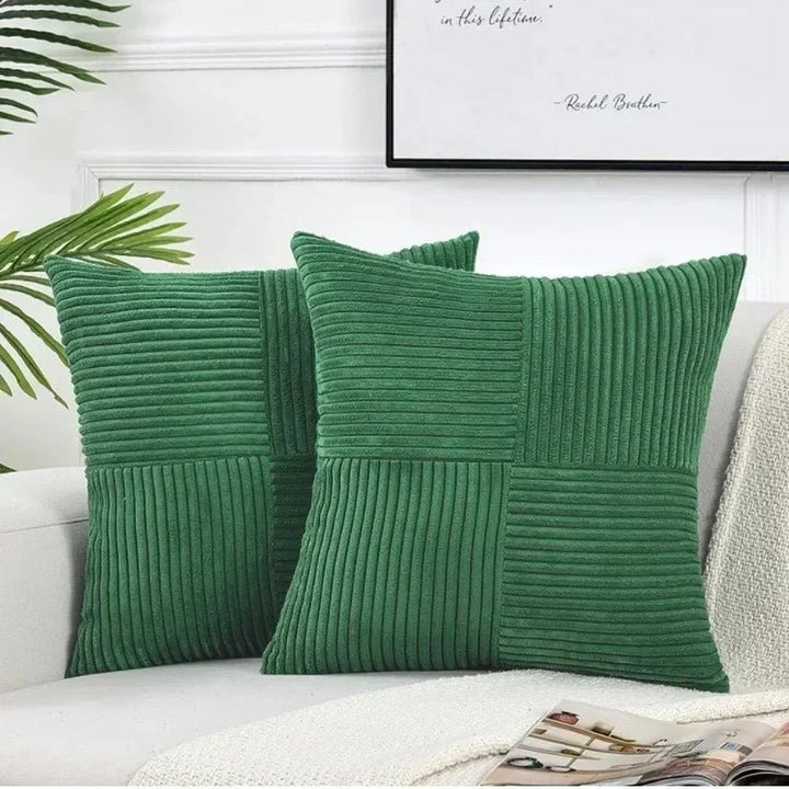Ribfluwelen kussenhoezen set op een bank, biedt warmte en comfort als decoratie voor de woonkamer.