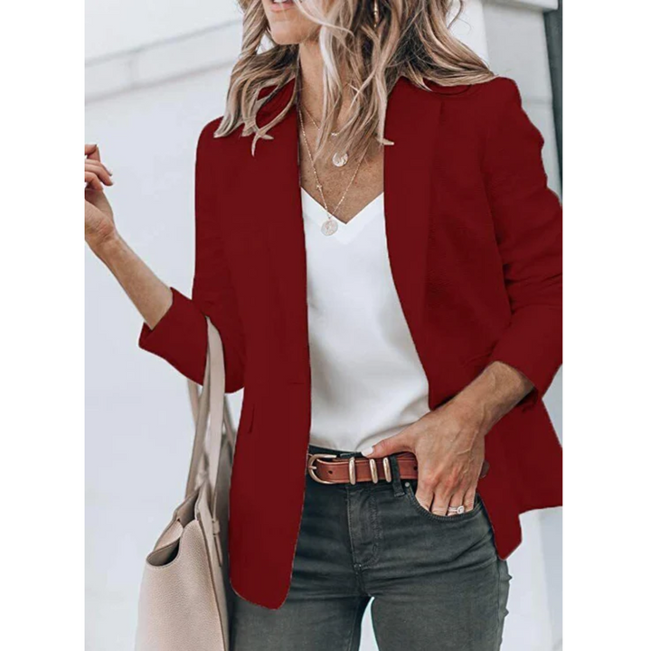 Dames blazer getailleerd, open gedragen. Geeft een ontspannen, casual chic en stijlvolle mode-uitstraling.