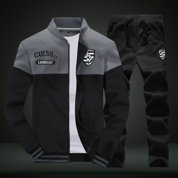 Man draagt comfortabel blauw heren baseball trainingspak Geus. Sportieve set, perfect voor training en ontspanning.
