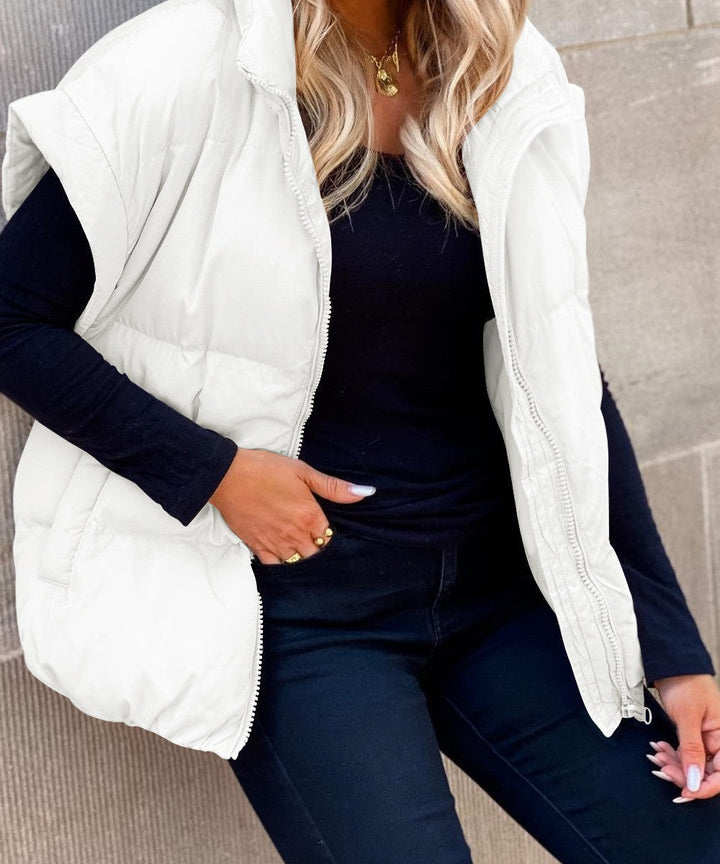 Detailopname van beige gewatteerd dames vest, trendy mouwloos jasje