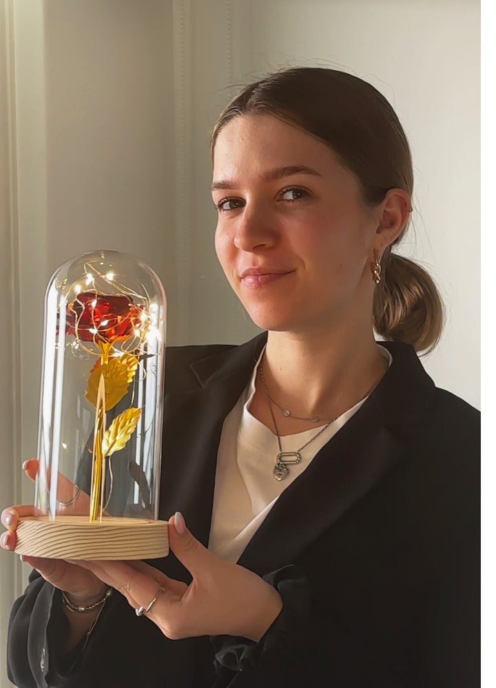 "Gouden roos in glazen stolp met LED-verlichting, elegant handwerk en tijdloze schoonheid voor sfeervolle decoratie"