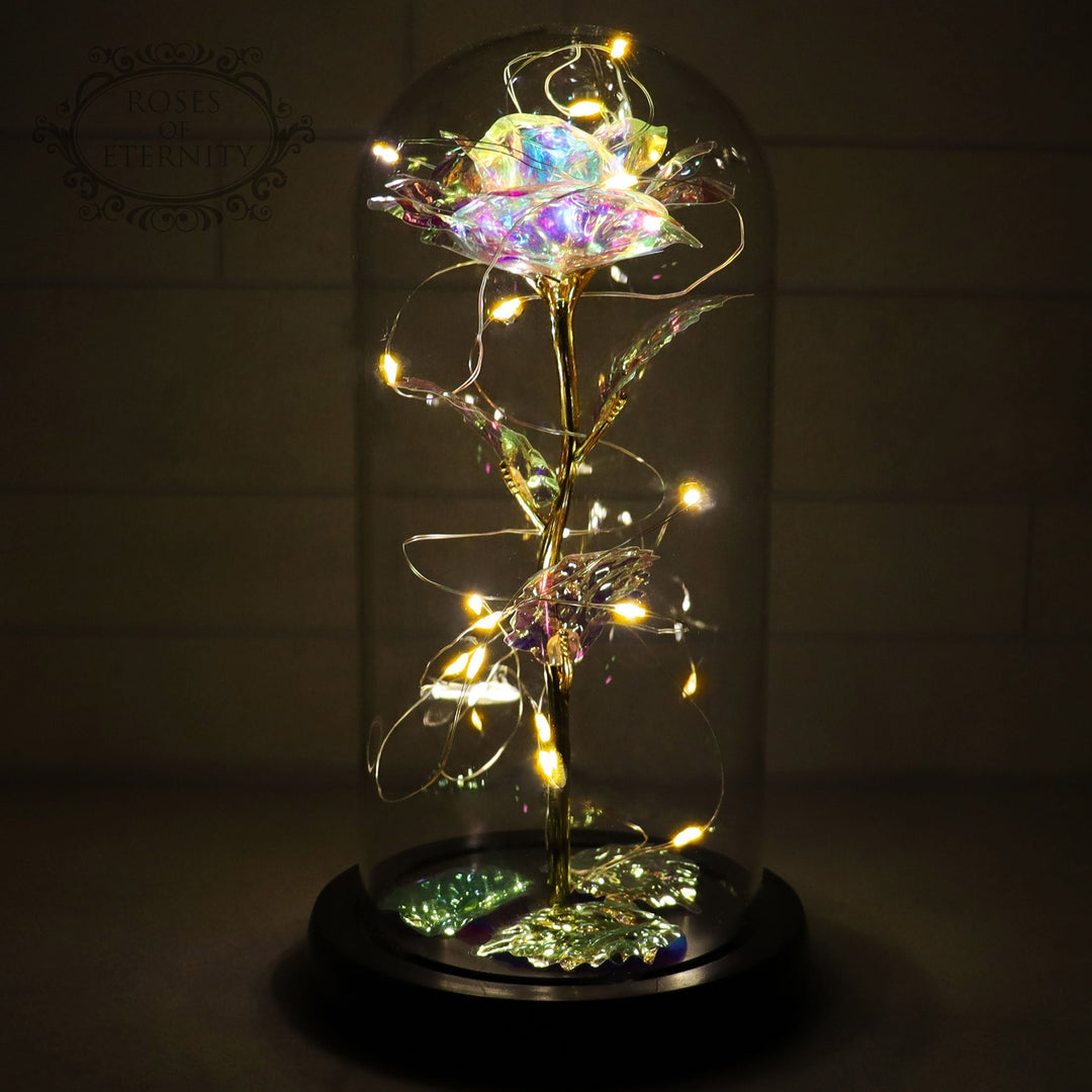 "Gouden roos in glazen stolp met LED-verlichting, elegant handwerk en tijdloze schoonheid voor sfeervolle decoratie"