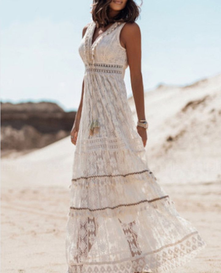 Gracieus boho kant jurk met V-hals en mouwloos design. Enkellange, elegante en luchtige uitstraling voor zomerse dagen.