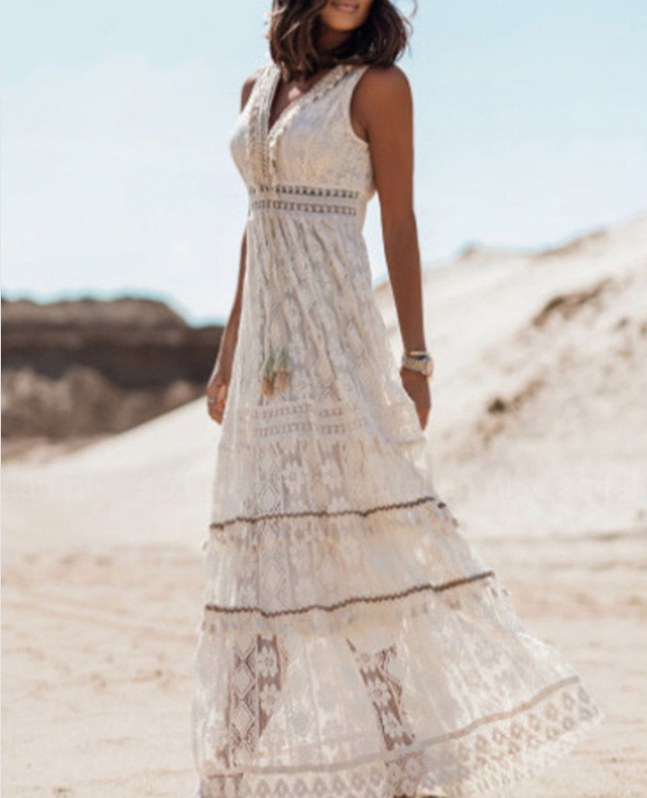 Gracieus boho kant jurk met V-hals en mouwloos design. Enkellange, elegante en luchtige uitstraling voor zomerse dagen.