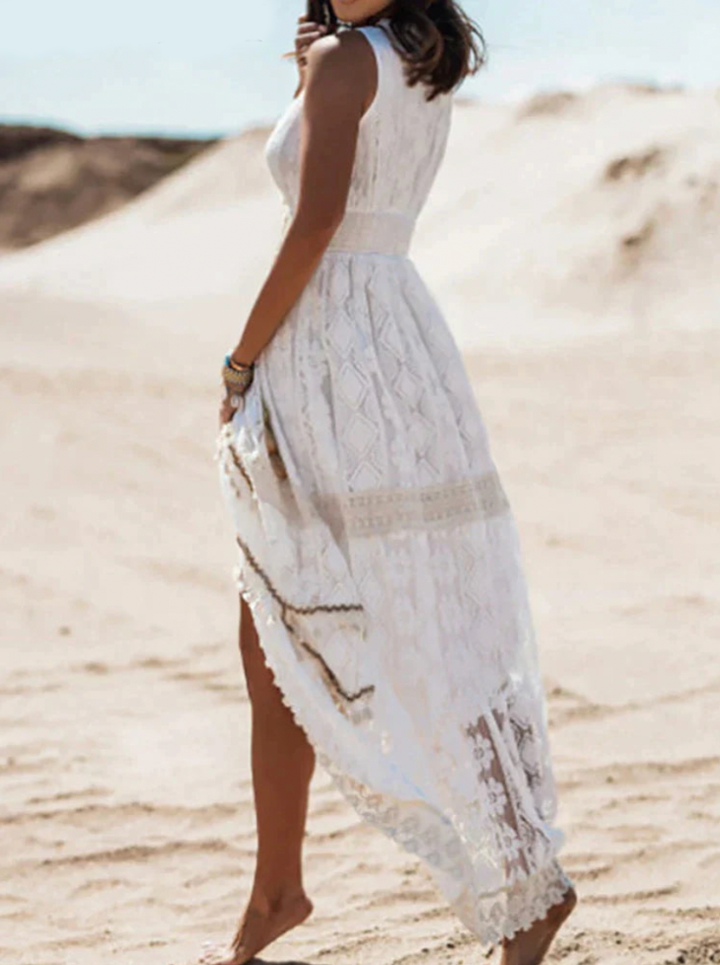 Gracieus boho kant jurk met V-hals en mouwloos design. Enkellange, elegante en luchtige uitstraling voor zomerse dagen.