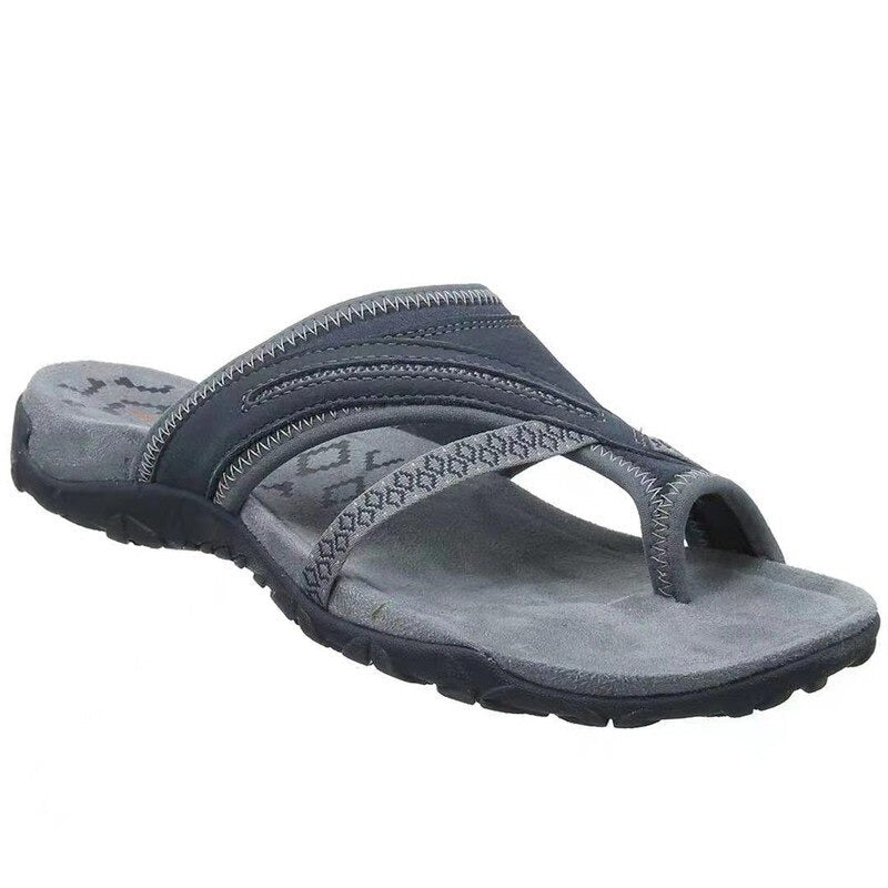 Gedetailleerde weergave van de ademende materialen en het orthopedische design van deze dames slippers.