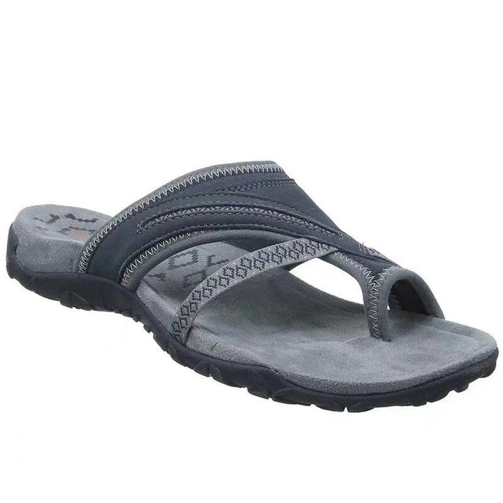 Gedetailleerde weergave van de ademende materialen en het orthopedische design van deze dames slippers.