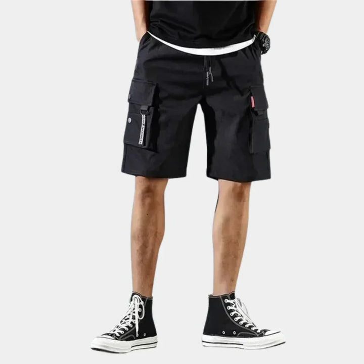 Grijze heren cargo shorts met cargozakken, 100% katoen, comfortabel en functioneel voor zomerse dagen.
