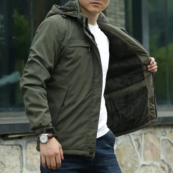 Groen heren capuchonjack, ideale casual tussenjas voor herfst en lente. Comfortabel en veelzijdig voor dagelijks gebruik.