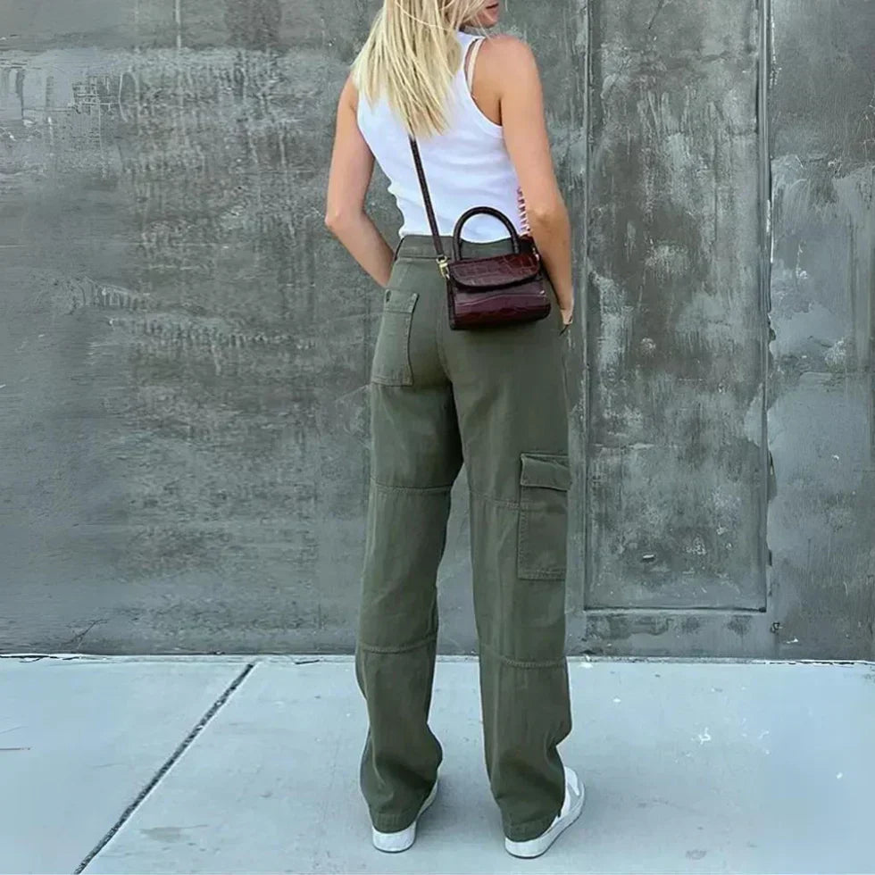 "Groene dames cargo broek met comfortabele pasvorm, ideaal voor casual of chique gelegenheden, modieuze stijl."
