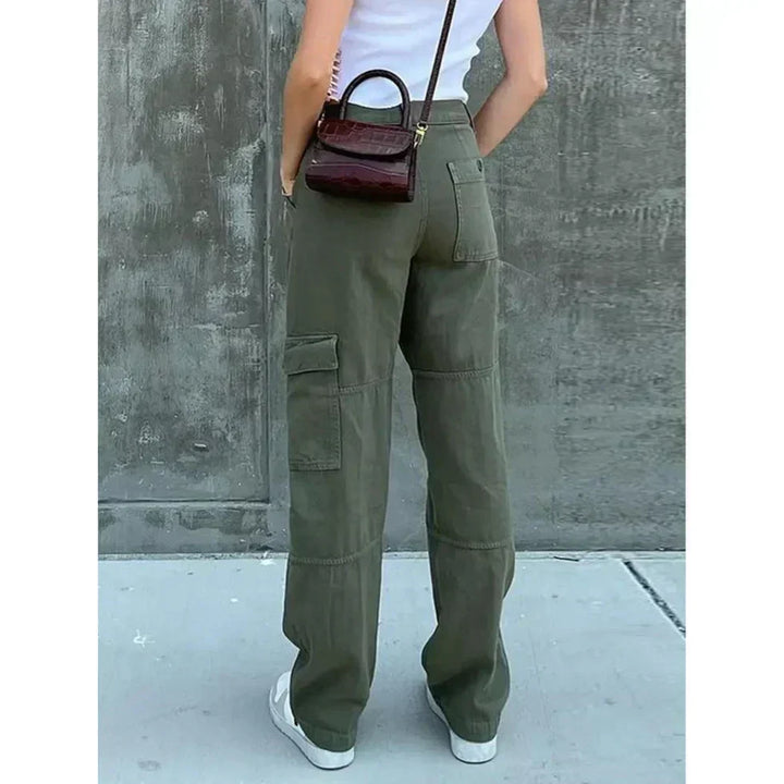 "Groene dames cargo broek met comfortabele pasvorm, ideaal voor casual of chique gelegenheden, modieuze stijl."