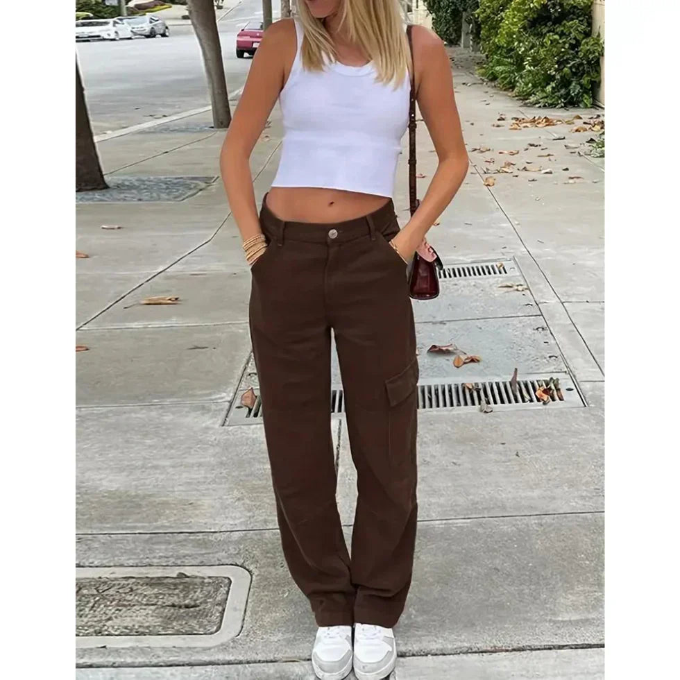 "Groene dames cargo broek met comfortabele pasvorm, ideaal voor casual of chique gelegenheden, modieuze stijl."