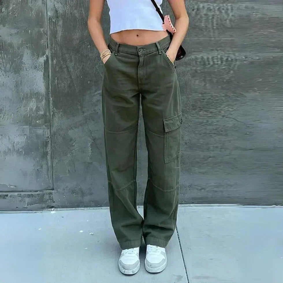 "Groene dames cargo broek met comfortabele pasvorm, ideaal voor casual of chique gelegenheden, modieuze stijl."