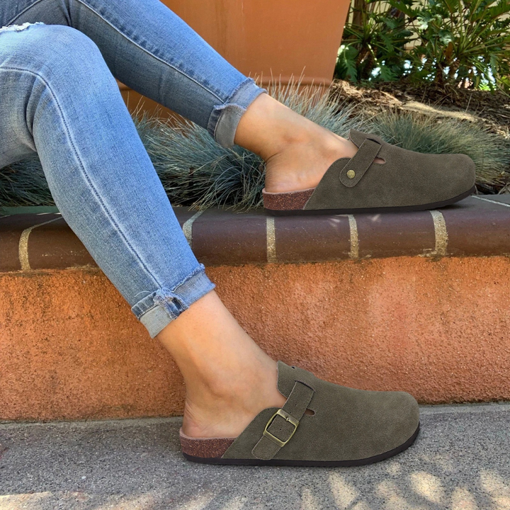 Groene kurk pantoffels voor dames met ergonomisch ontwerp, zacht fleece voetbed en ademend bovenwerk voor ultiem comfort.