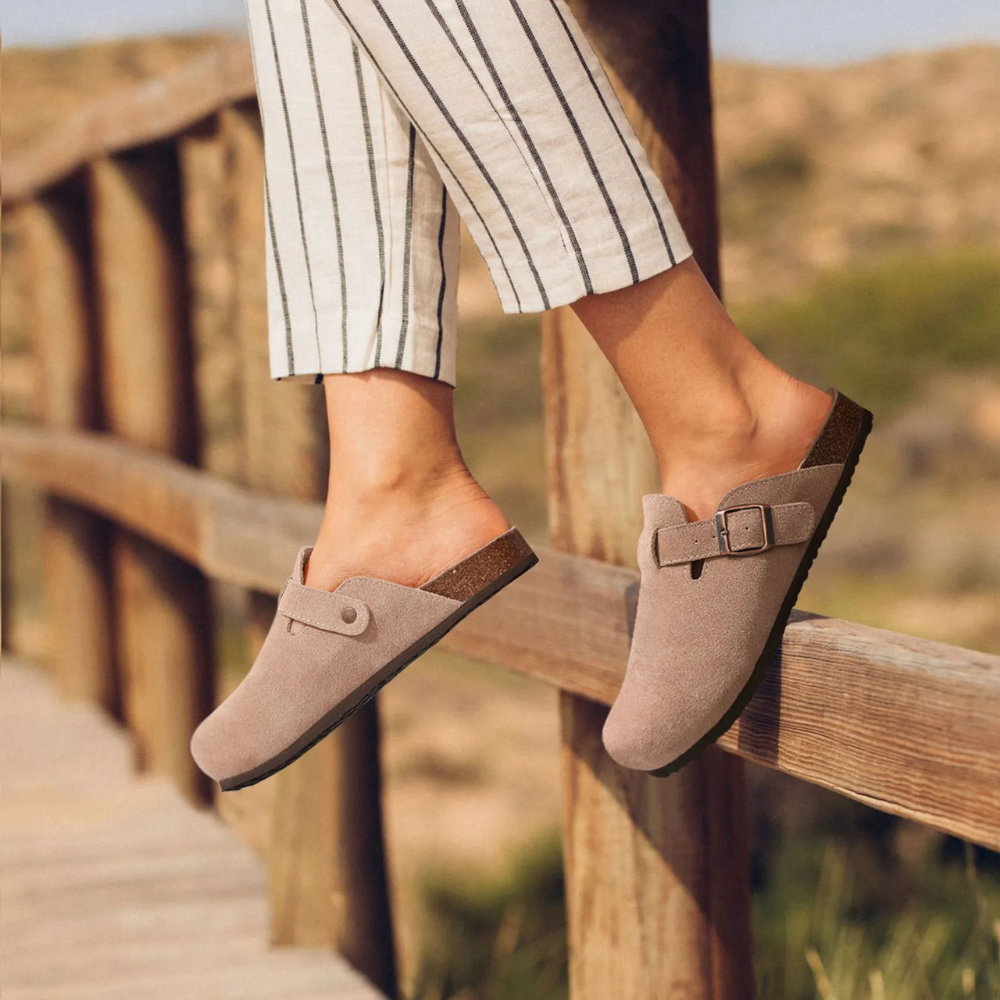 Groene kurk pantoffels voor dames met ergonomisch ontwerp, zacht fleece voetbed en ademend bovenwerk voor ultiem comfort.