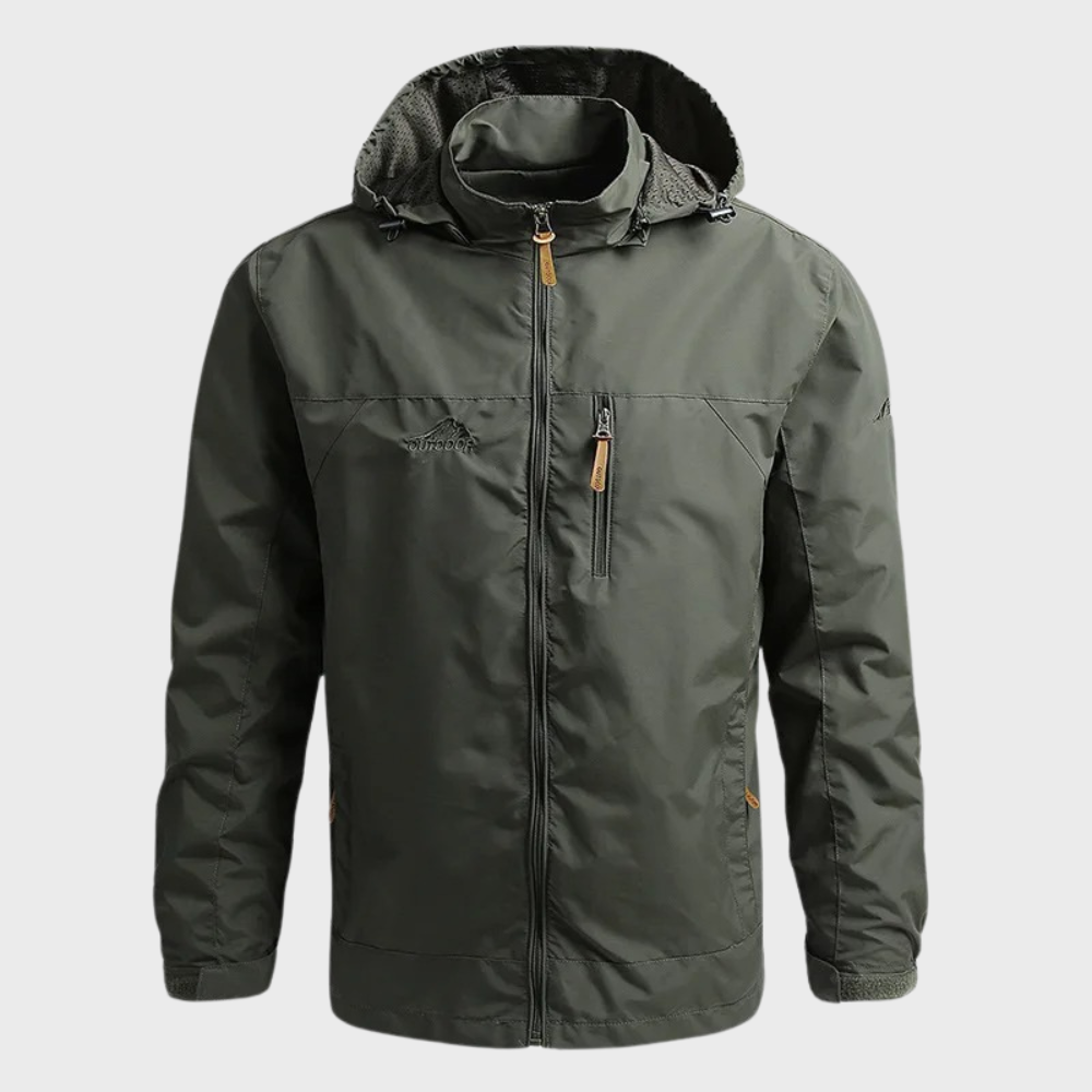 "Groene waterdichte outdoor jas heren met capuchon, ideaal voor avontuur en bescherming tegen regen en wind."