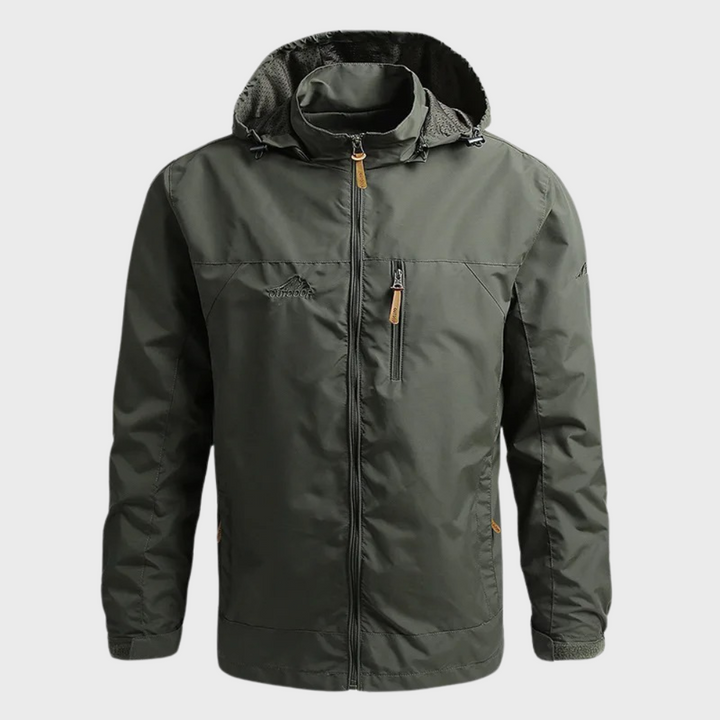 "Groene waterdichte outdoor jas heren met capuchon, ideaal voor avontuur en bescherming tegen regen en wind."