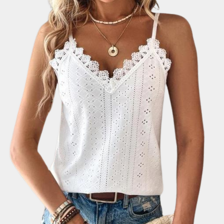 "Groene zomerse damestop met V-hals, eyelet borduursel en kanten details voor een stijlvolle look."