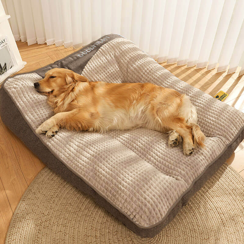 Duurzaam en makkelijk wasbaar orthopedisch hondenbed voor grote honden, met stevige ondersteuning.