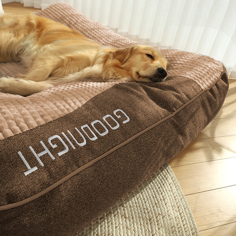 Grijs orthopedisch hondenbed, duurzaam en wasbaar, ideaal voor grote honden met nekondersteuning.
