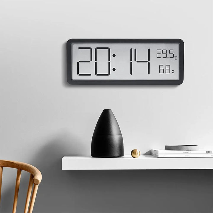 "Grote digitale wandklok met helder LED display, temperatuur- en vochtigheidssensor, ontwerp voor huis en kantoor."