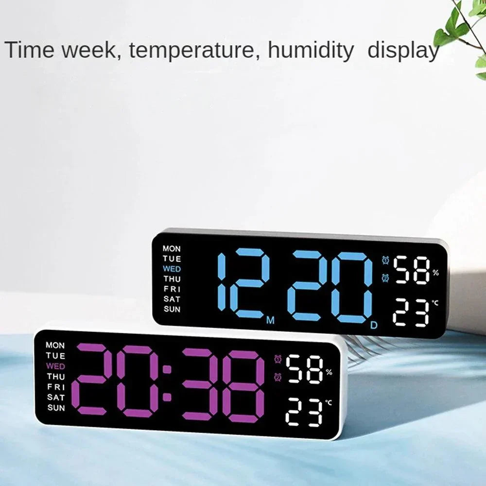 "Grote digitale wekker met multifunctioneel display, toont tijd, temperatuur en vochtigheid. USB-voeding, slank ontwerp."