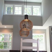 "Handgemaakte houten hanglamp, rustiek design, zichtbare houtnerf, warme sfeer, interieurverlichting, uniek en duurzaam."