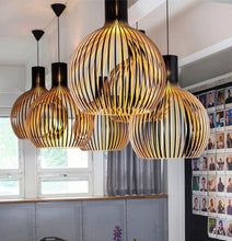 "Handgemaakte houten hanglamp, rustiek design, zichtbare houtnerf, warme sfeer, interieurverlichting, uniek en duurzaam."