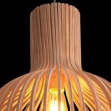 "Handgemaakte houten hanglamp, rustiek design, zichtbare houtnerf, warme sfeer, interieurverlichting, uniek en duurzaam."
