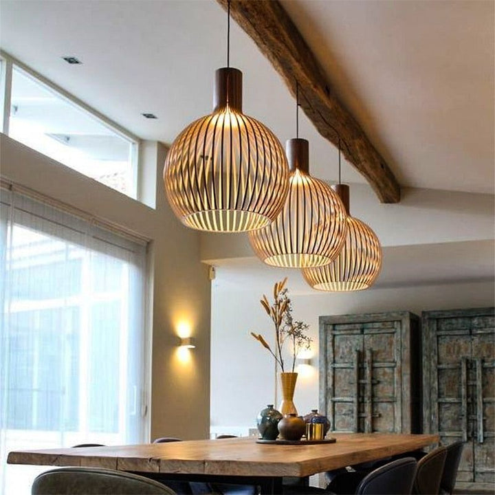 "Handgemaakte houten hanglamp, rustiek design, zichtbare houtnerf, warme sfeer, interieurverlichting, uniek en duurzaam."