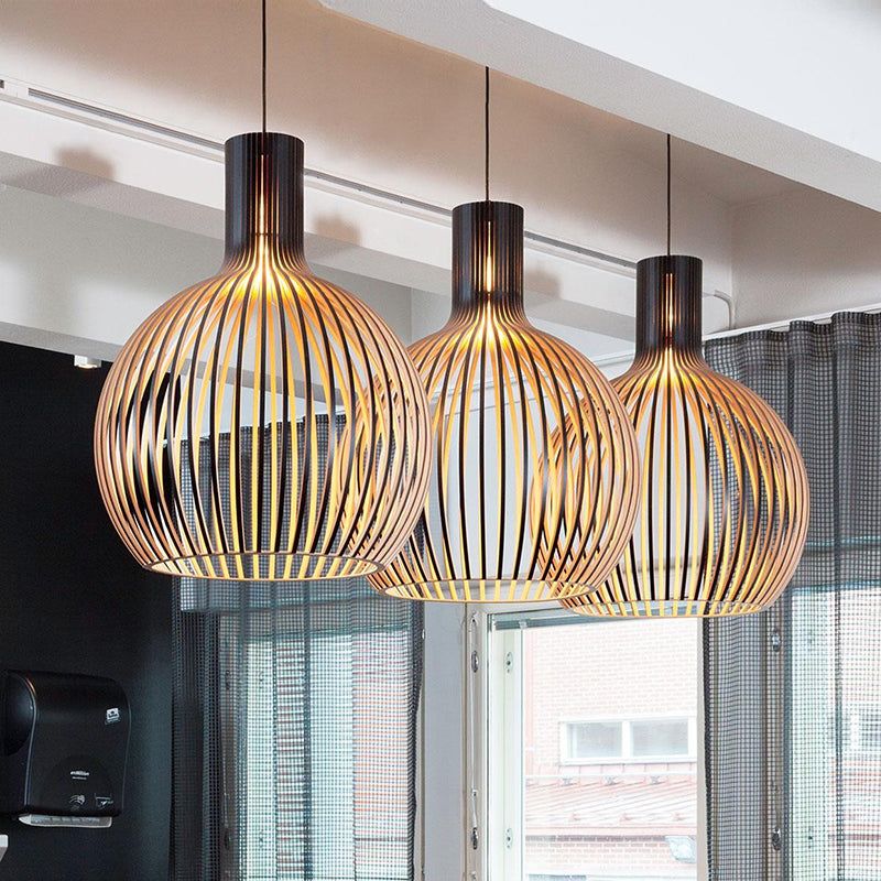 "Handgemaakte houten hanglamp, rustiek design, zichtbare houtnerf, warme sfeer, interieurverlichting, uniek en duurzaam."