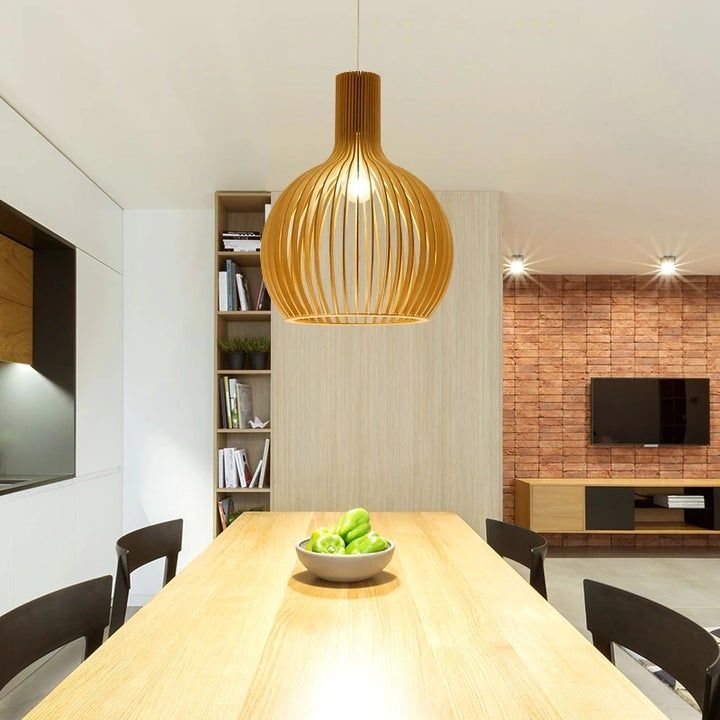 "Handgemaakte houten hanglamp, rustiek design, zichtbare houtnerf, warme sfeer, interieurverlichting, uniek en duurzaam."