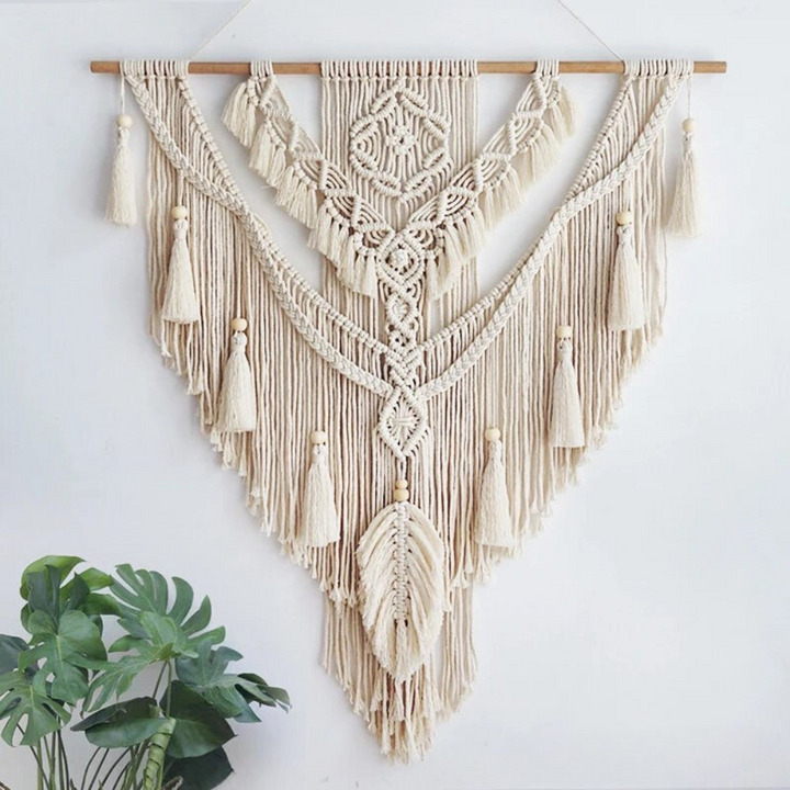 "Handgemaakte Scandinavische Boho Macramé Wandhanger Liora met gedetailleerde patronen, beige en geel, 75x95 cm."