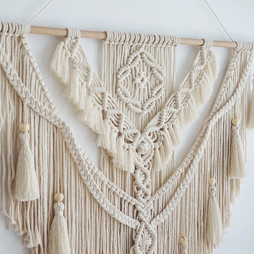 "Handgemaakte Scandinavische Boho Macramé Wandhanger Liora met gedetailleerde patronen, beige en geel, 75x95 cm."