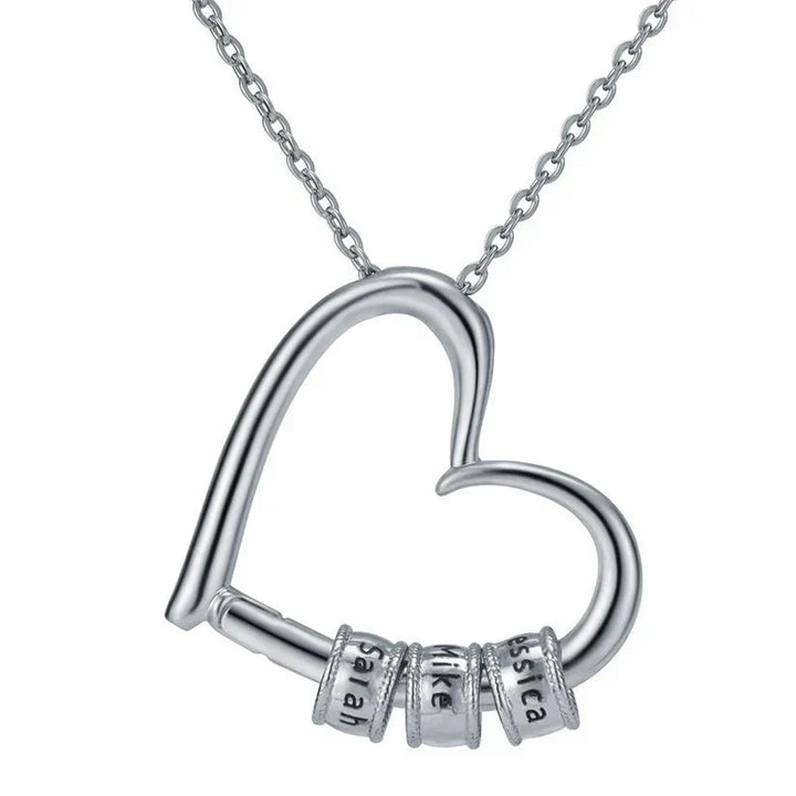 Hartvormige ketting voor moeder met gegraveerde namen, verguld roestvrij staal, gepresenteerd in luxe verpakking.