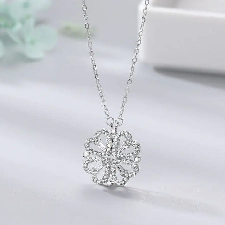 Dames ketting met symbolische klaver en hartjes betekenis