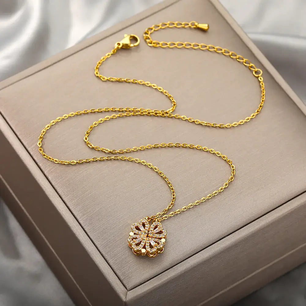 Goudkleurige ketting met klavertje vier hanger op grijze doos
