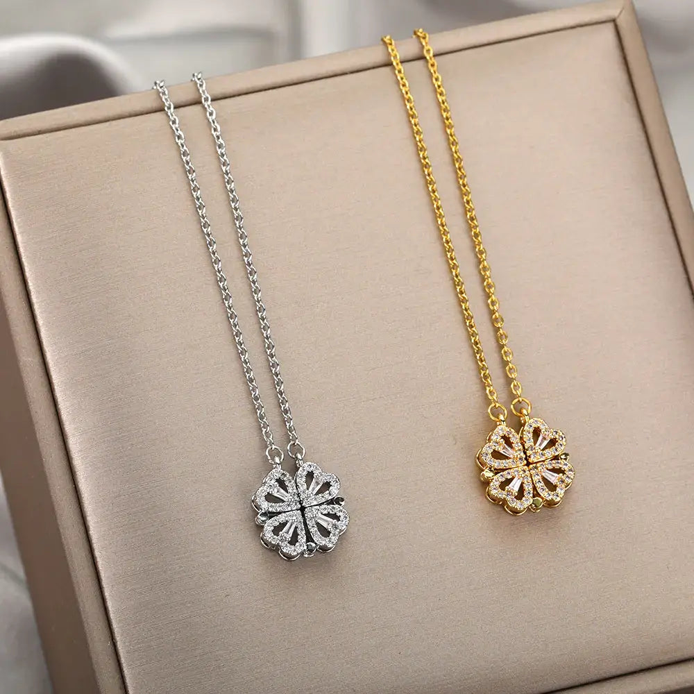 Zilverkleurige ketting met klavertje vier hanger op grijze doos