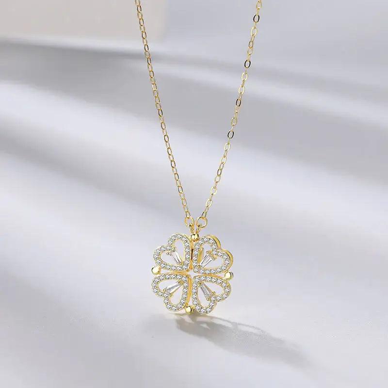 Gouden hartjes ketting stralend op een geschenkdoos