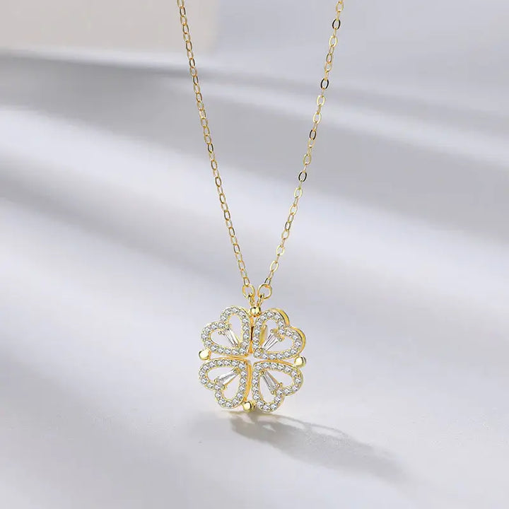 Gouden hartjes ketting stralend op een geschenkdoos