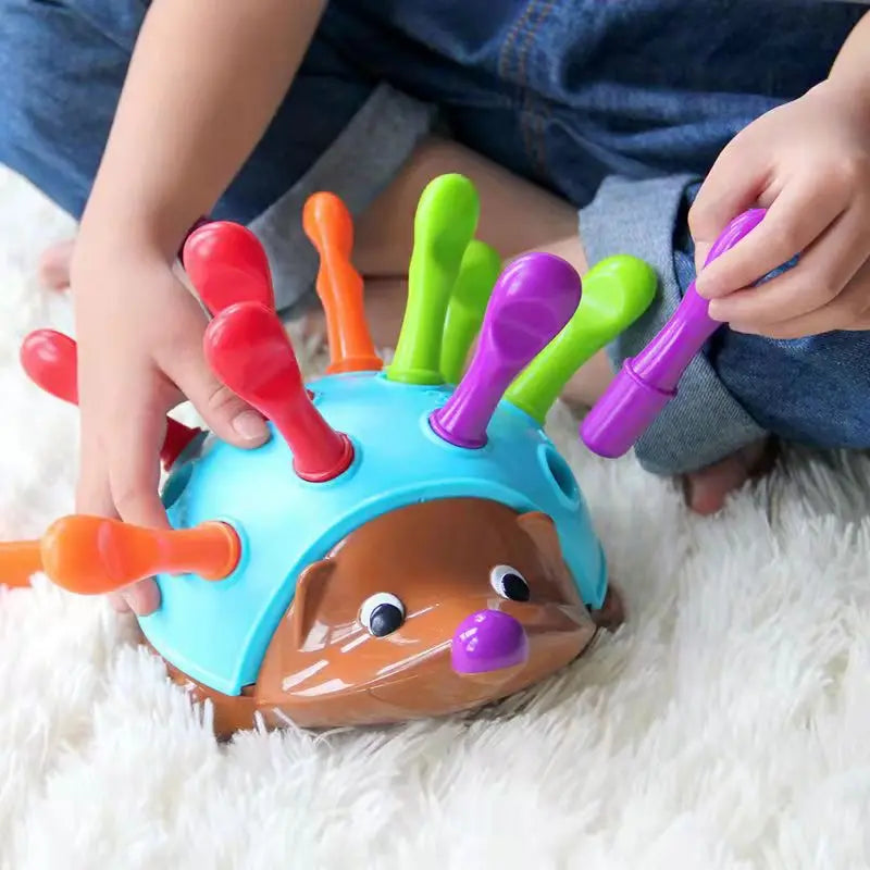 "Hedgehog Sensory Toy: kleurrijke egel met tactiele stekels voor motoriek en kleurherkenning bij kinderen."