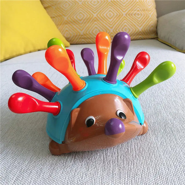 "Hedgehog Sensory Toy: kleurrijke egel met tactiele stekels voor motoriek en kleurherkenning bij kinderen."