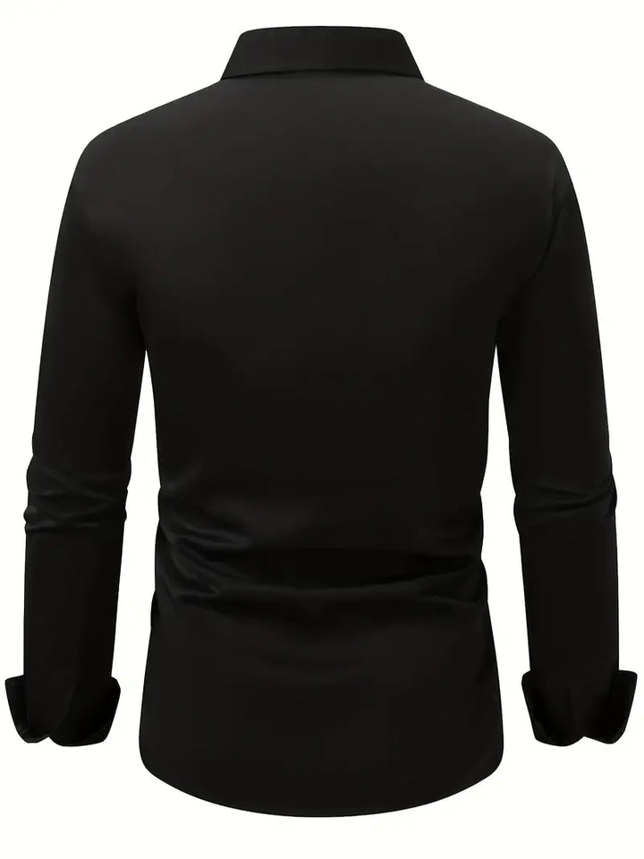 Label detail van ademend heren overhemd met lange mouwen, staat voor kwaliteit en stijl.