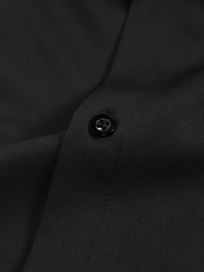 Detail van de stiksels op het ademende heren overhemd met lange mouwen, toont vakmanschap en duurzaamheid.