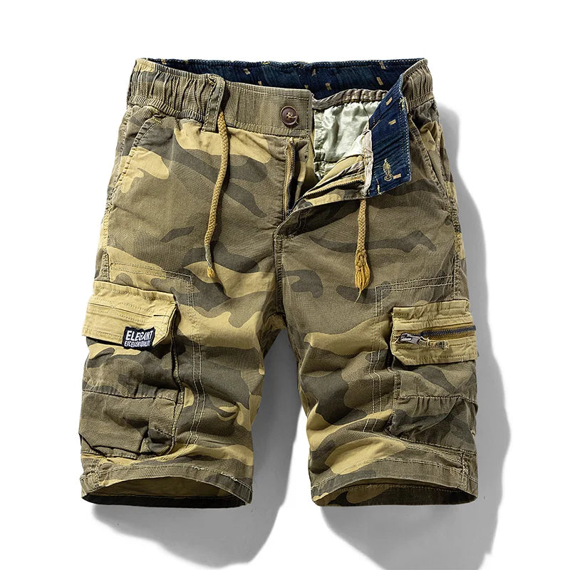 Man draagt groene camouflage cargoshorts, comfortabel en casual voor de zomer. Ideaal voor heren tijdens buitenactiviteiten.