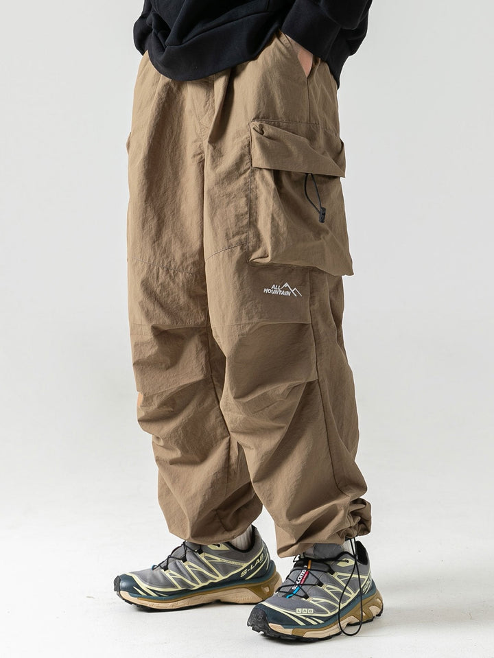 Man draagt een heren cargo broek met zakken en elastische taille, klaar voor avontuur of ontspanning.