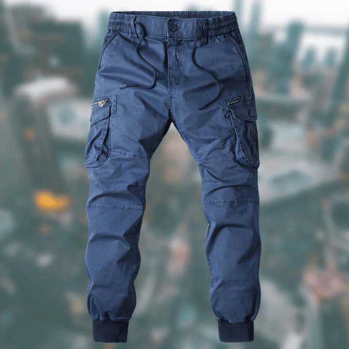 Close-up van de elastische tailleband en praktische cargozakken van deze trendy herenbroek.