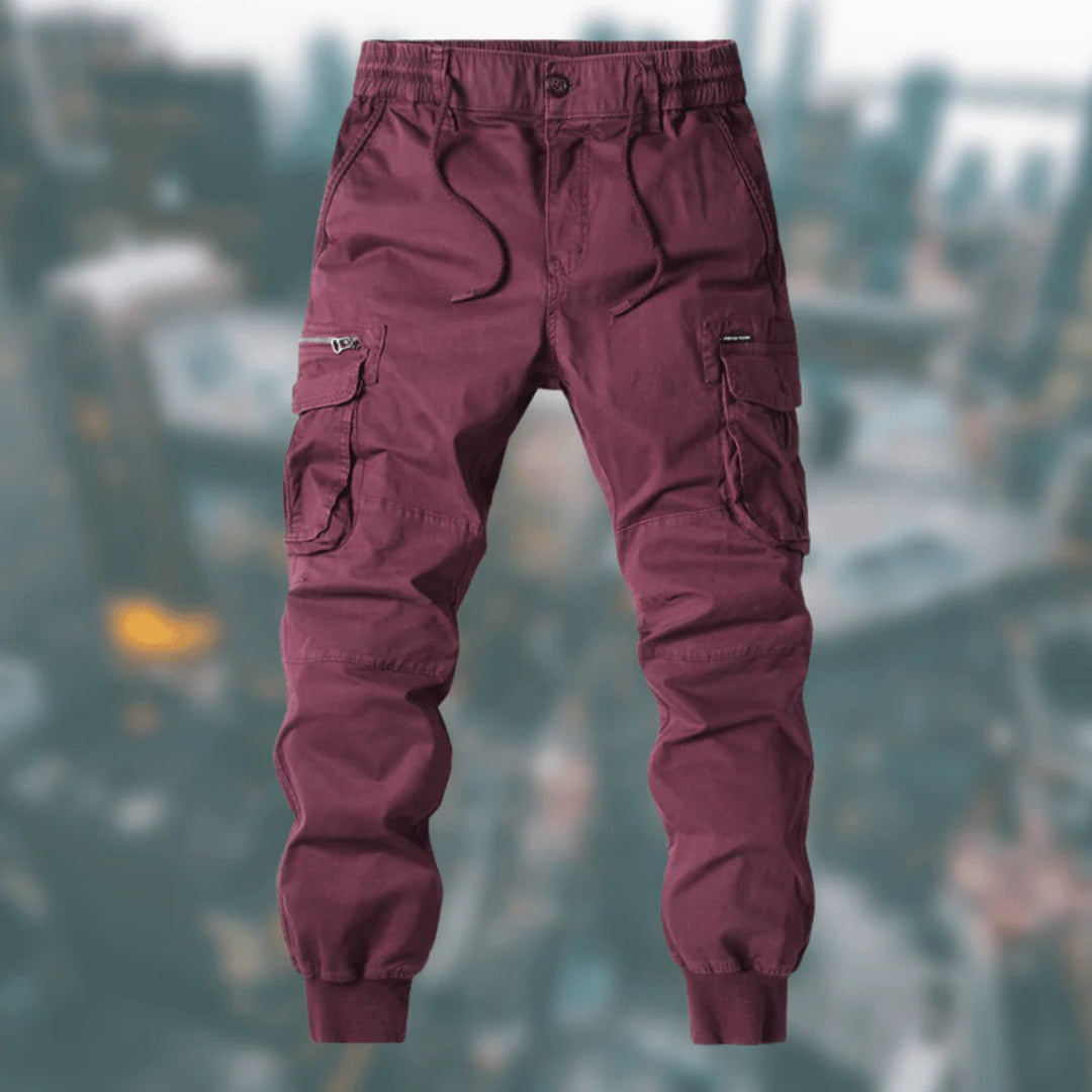 Vooraanzicht van de stijlvolle heren jogger broek, perfecte keuze voor een trendy vrijetijdslook.