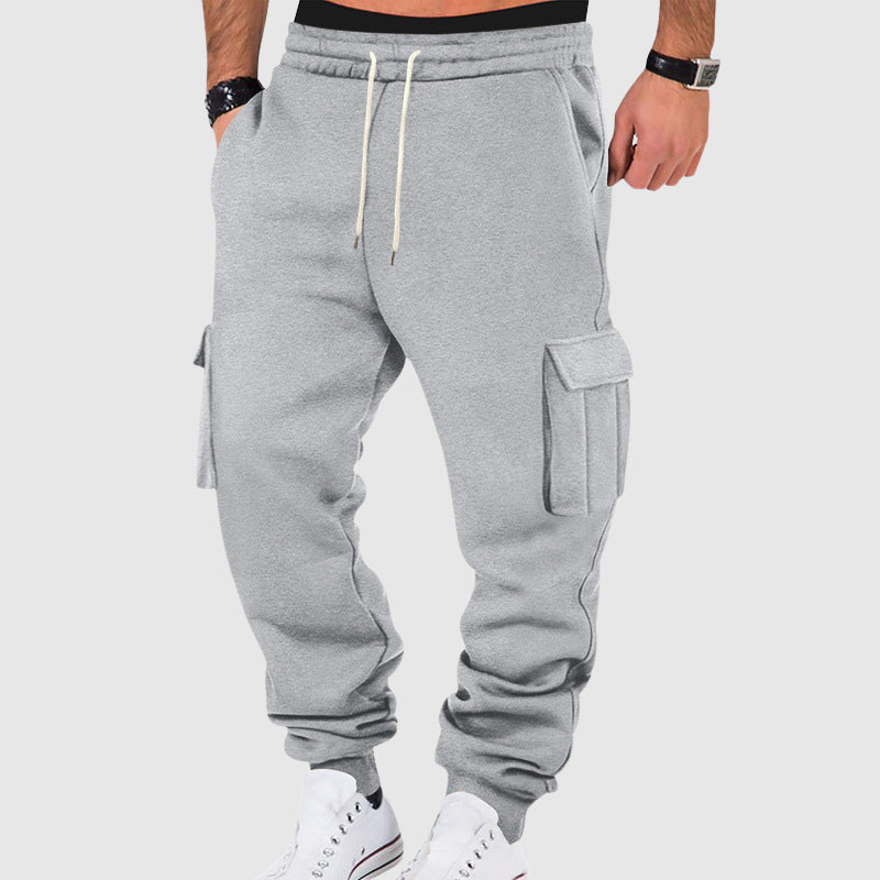 Stijlvolle heren cargo broek met trekkoord, handige zakken en taps toelopende pijpen, geschikt voor streetwear.