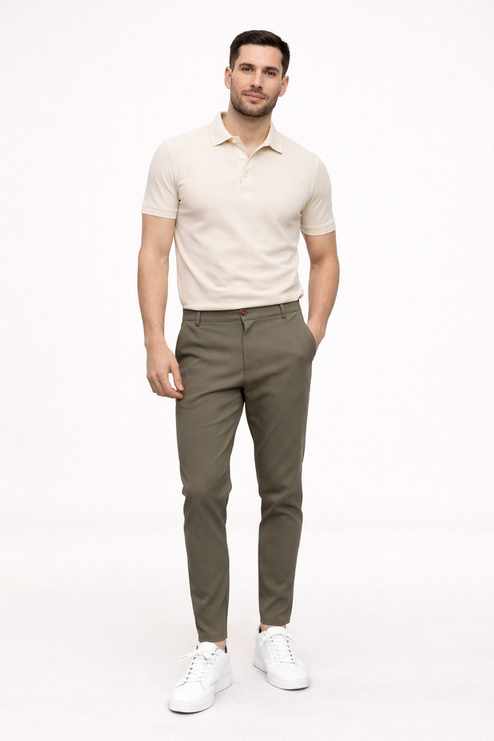 Comfortabele heren chino broek met rechte pasvorm. Veelzijdig voor dagelijkse kleding, casual of smart casual look.